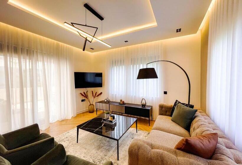 Vila Deluxe 1 Dormitori, B&b Lovac