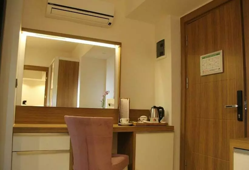 سوئیت با بالکن, Devin Otel