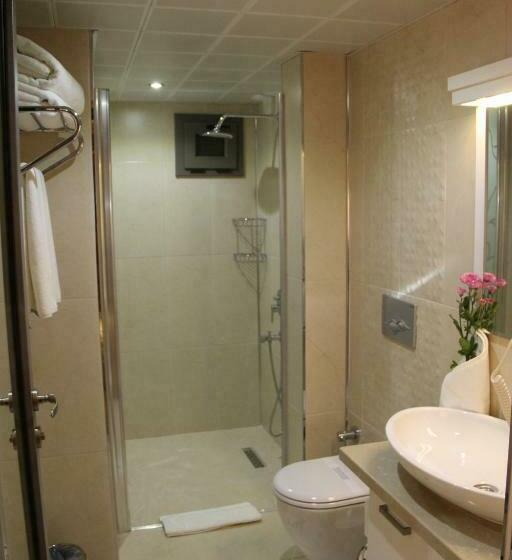 سوئیت با بالکن, Devin Otel