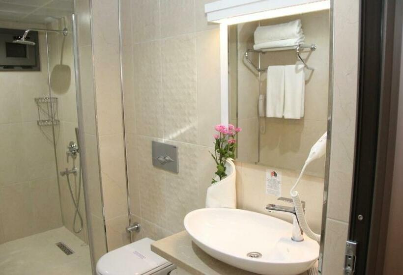 استودیو خانوادگی, Devin Otel