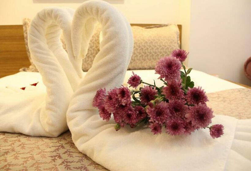 سوئیت با بالکن, Devin Otel