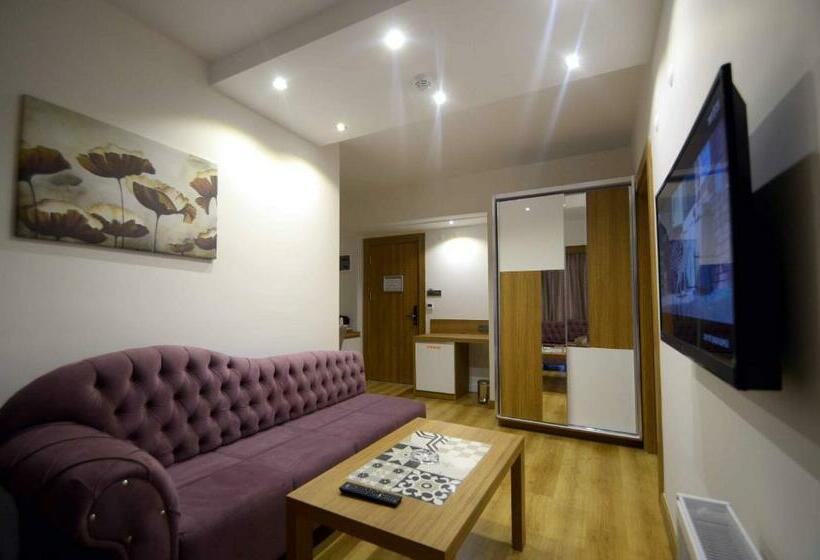 استودیو خانوادگی, Devin Otel