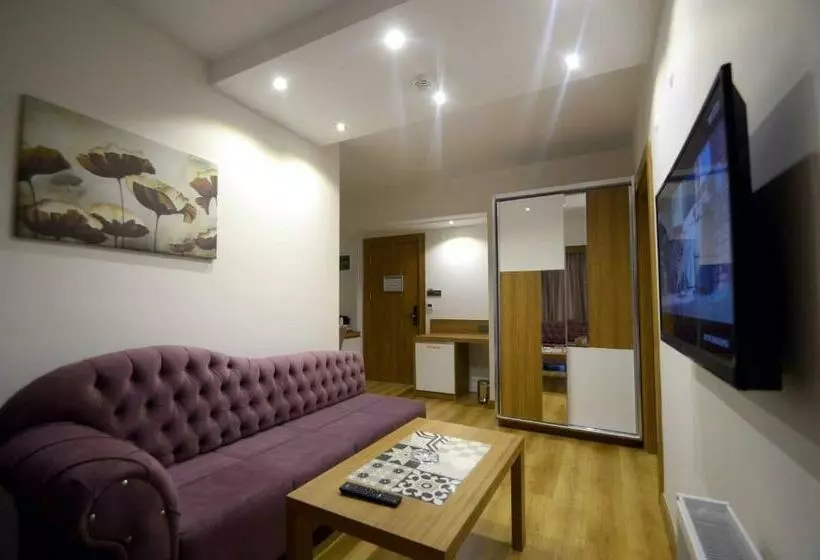 استودیو خانوادگی, Devin Otel