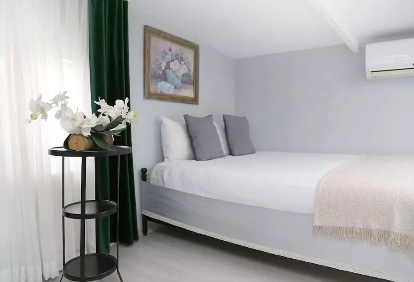1 Bedroom Penthouse Apartment, Ditto Flats