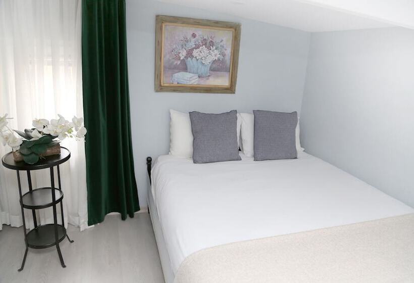 1 Bedroom Penthouse Apartment, Ditto Flats