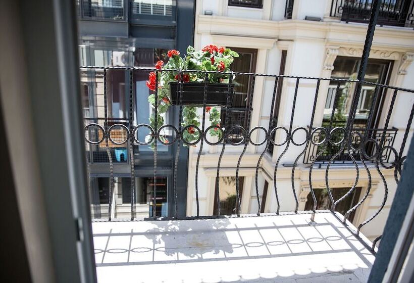 1 Bedroom Apartment with Balcony, Ditto Flats