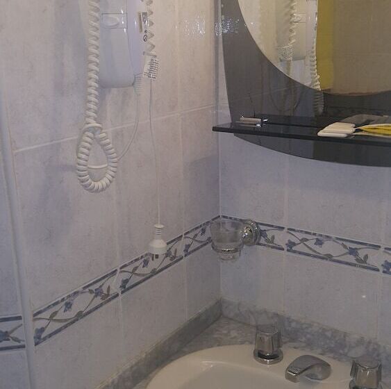 اتاق استاندارد سه نفره, Avenida