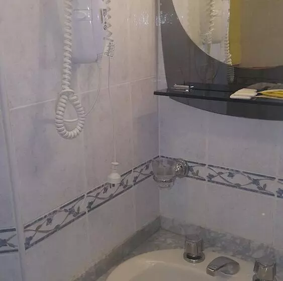 اتاق استاندارد سه نفره, Avenida