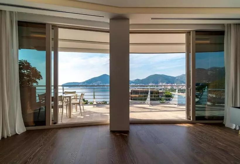 3 Bedroom Apartment Sea View