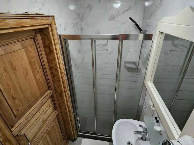 اتاق لوکس, Kadıköy White House