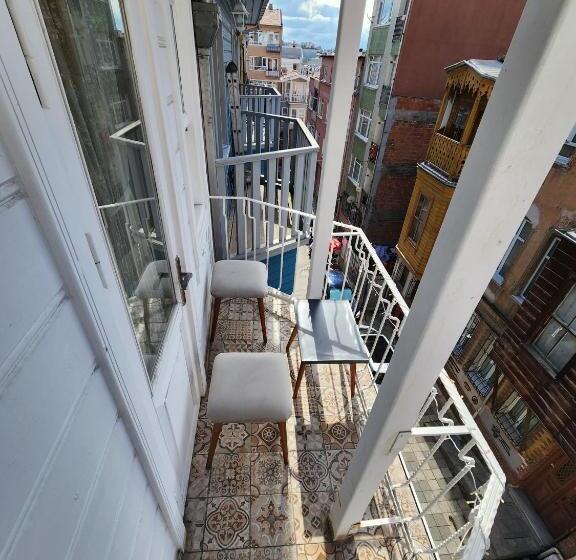 اتاق لوکس با بالکن, Kadıköy White House