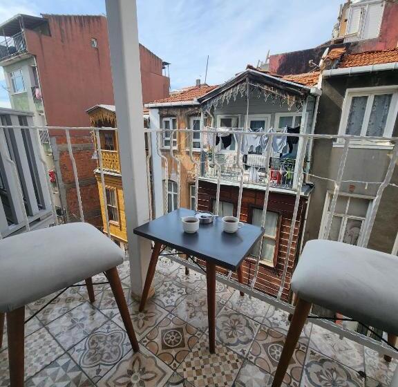 اتاق لوکس با بالکن, Kadıköy White House