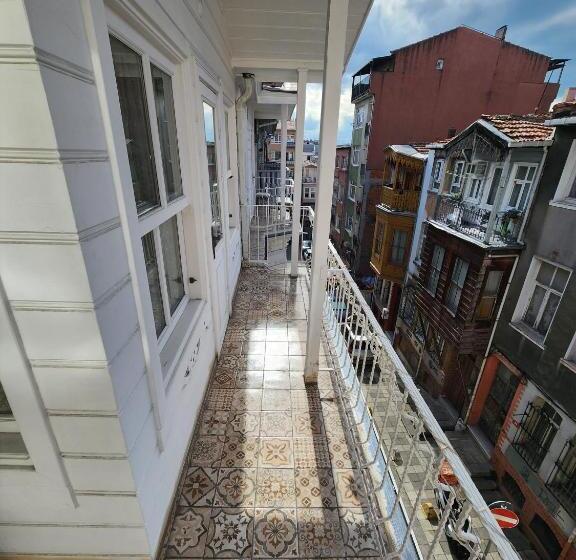 سوییت خانوادگی, Kadıköy White House