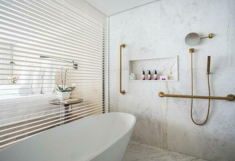 سوئیت با تخت بزرگ, Emiliano Rio