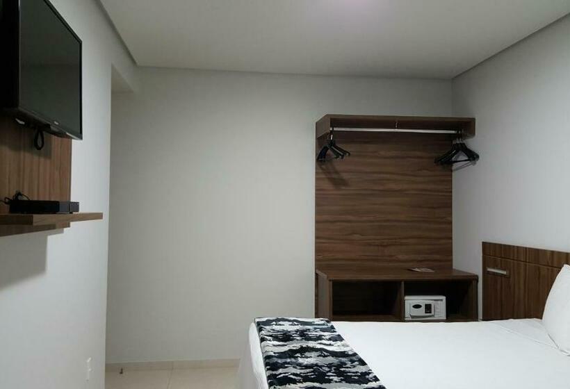 جناح كلاسيكي, Manhattan Apart