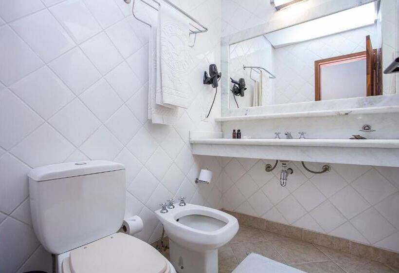 جناح مطلّ علي البحر, Mercedes