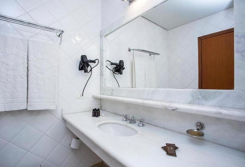 جناح مطلّ علي البحر, Mercedes