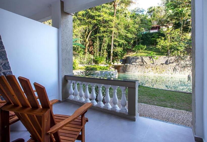 غرفة قياسية مطلّة علي حمام السباحة, Mercedes