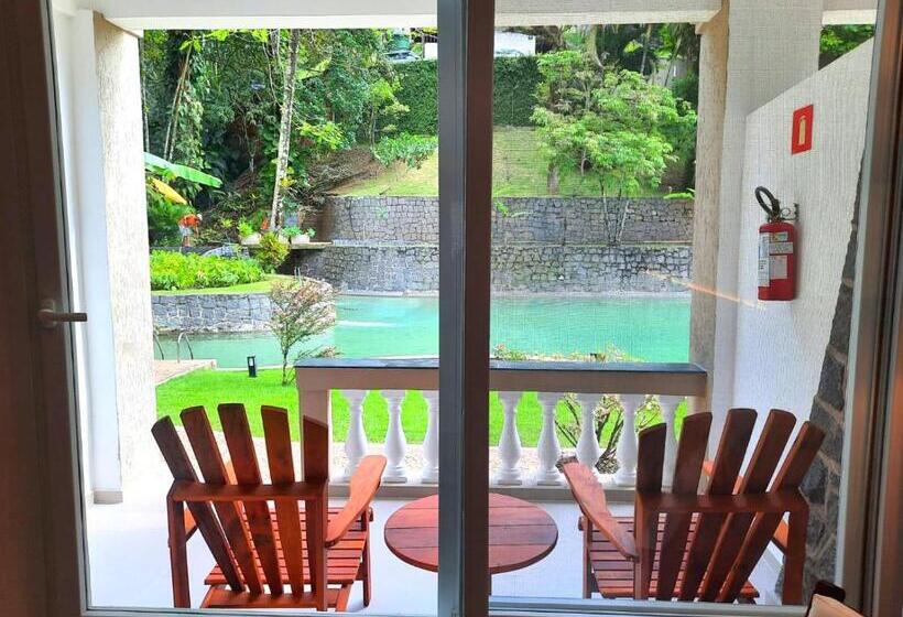 غرفة قياسية مطلّة علي حمام السباحة, Mercedes