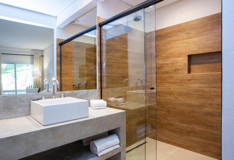 غرفة قياسية مطلّة علي حمام السباحة, Mercedes