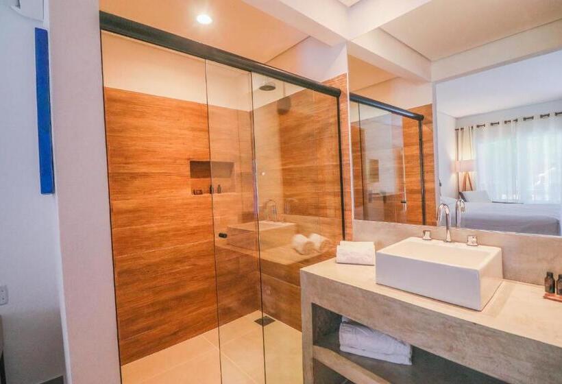 غرفة قياسية مطلّة علي حمام السباحة, Mercedes