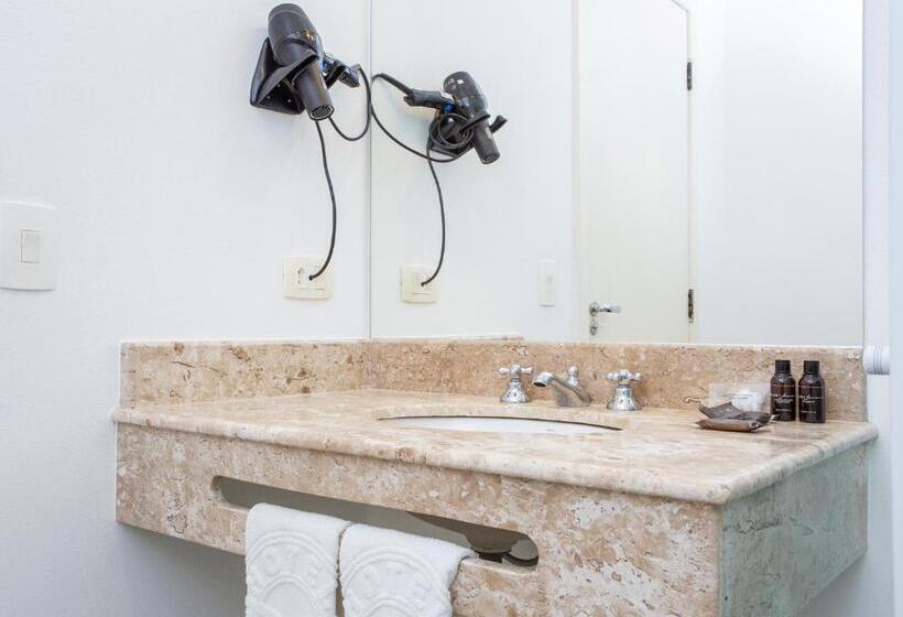 غرفة قياسية ثلاثية مطلة علي حمام السباحة, Mercedes