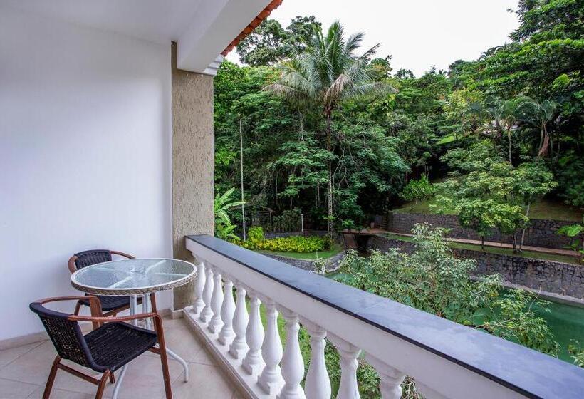 غرفة قياسية ثلاثية مطلة علي حمام السباحة, Mercedes