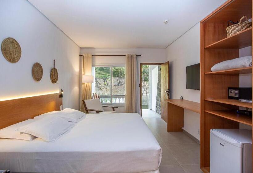 غرفة قياسية مطلّة علي حمام السباحة, Mercedes