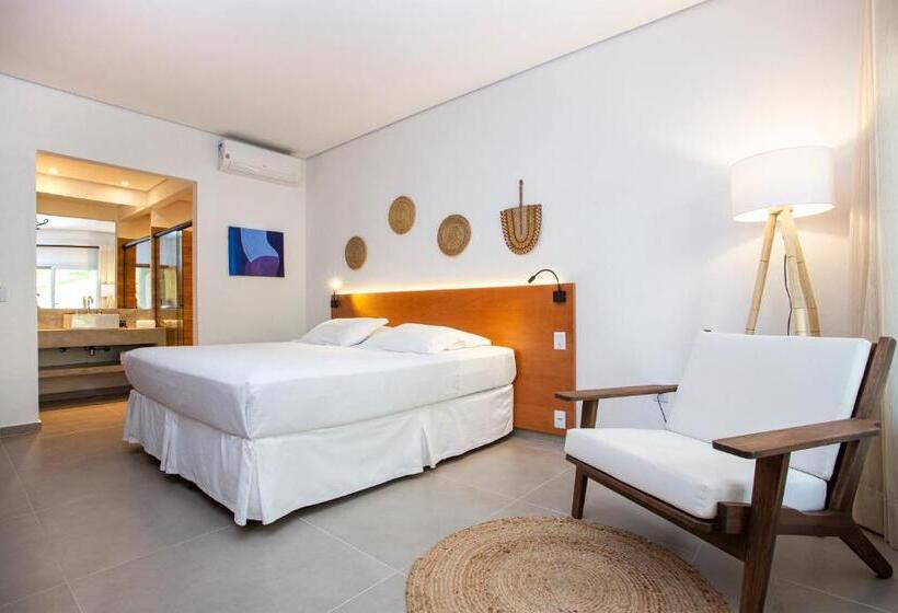 غرفة قياسية مطلّة علي حمام السباحة, Mercedes