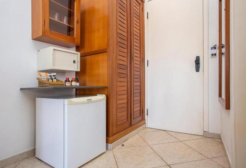 غرفة قياسية ثلاثية مطلة علي حمام السباحة, Mercedes