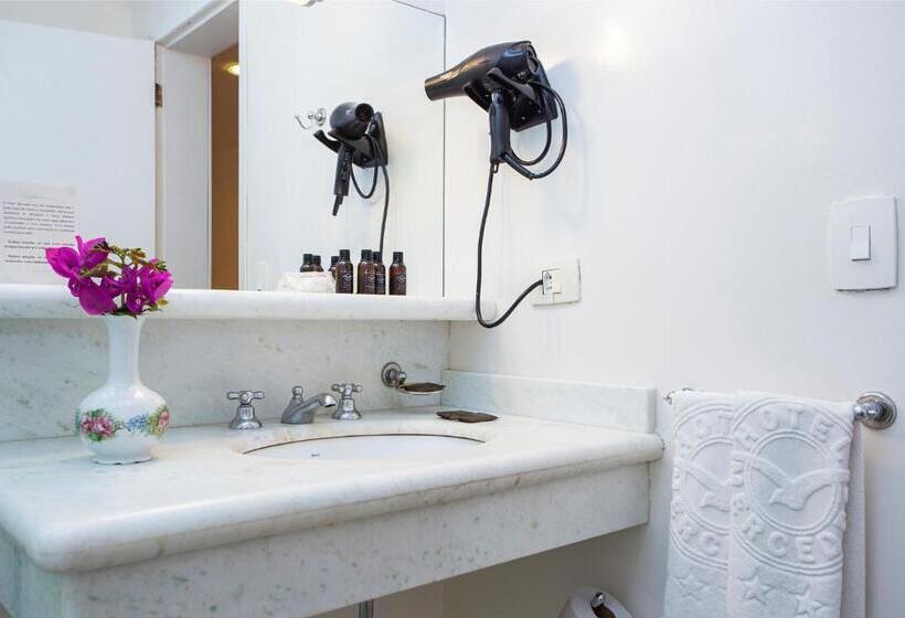 جناح مطلّ علي الحديقة, Mercedes