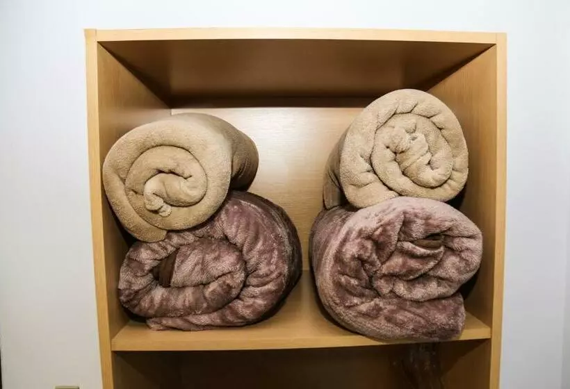 デラックスの4人部屋, Sadas