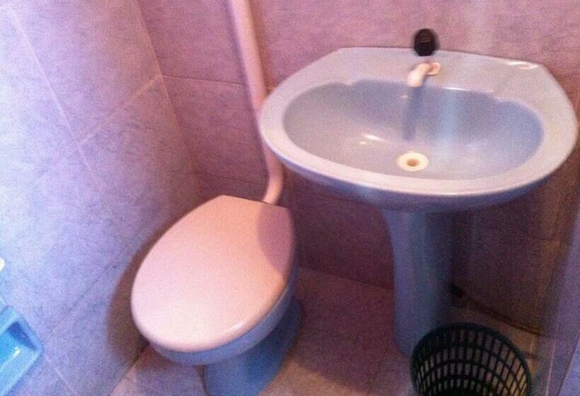 اتاق استاندارد سه نفره, Spada