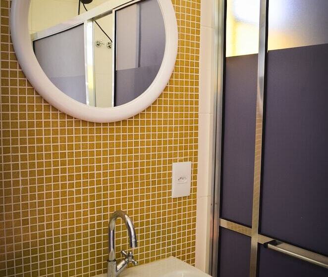 ルームシェアのワンベッド, Brick Hostel