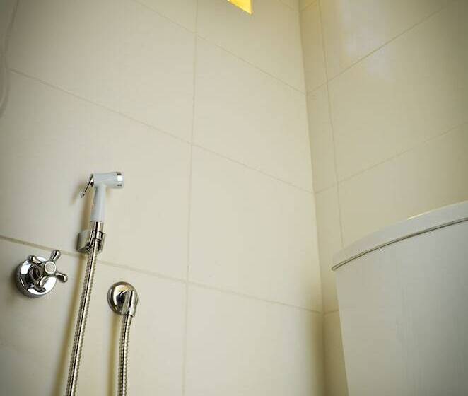 ルームシェアのワンベッド, Brick Hostel