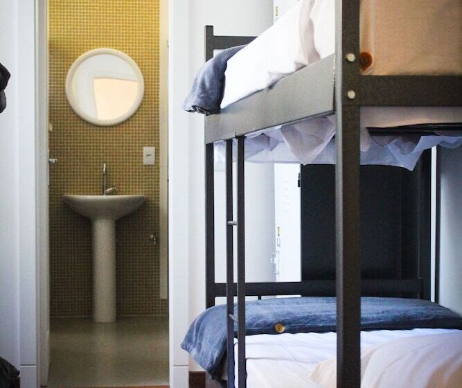 ルームシェアのワンベッド, Brick Hostel