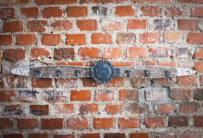 ルームシェアのワンベッド, Brick Hostel