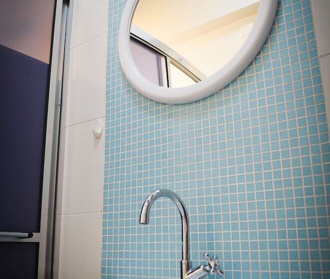 ルームシェアのワンベッド, Brick Hostel