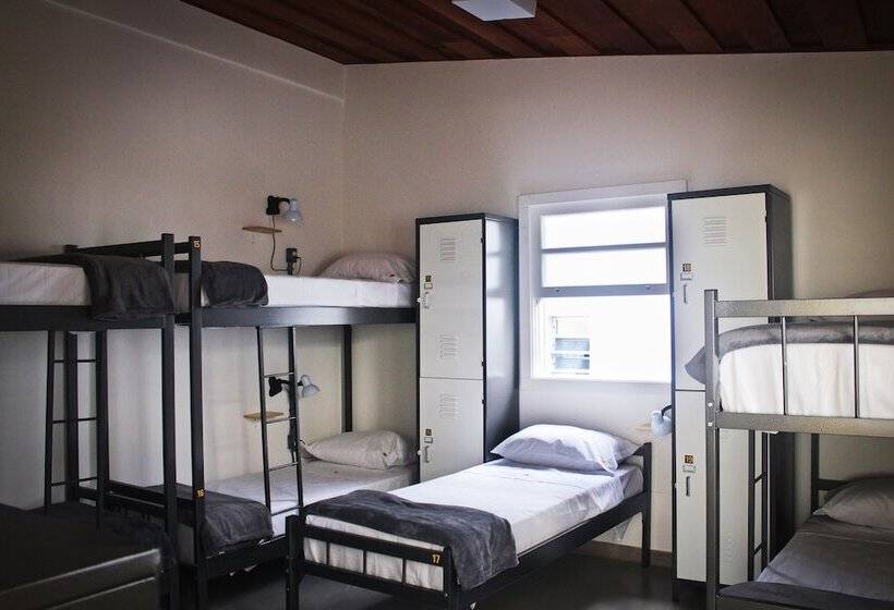 ルームシェアのワンベッド, Brick Hostel