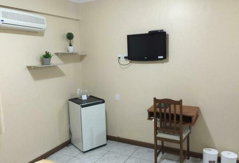 豪华三人间, Fares Turis