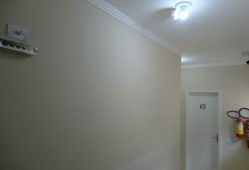 标准单人间共用浴室, Gringos