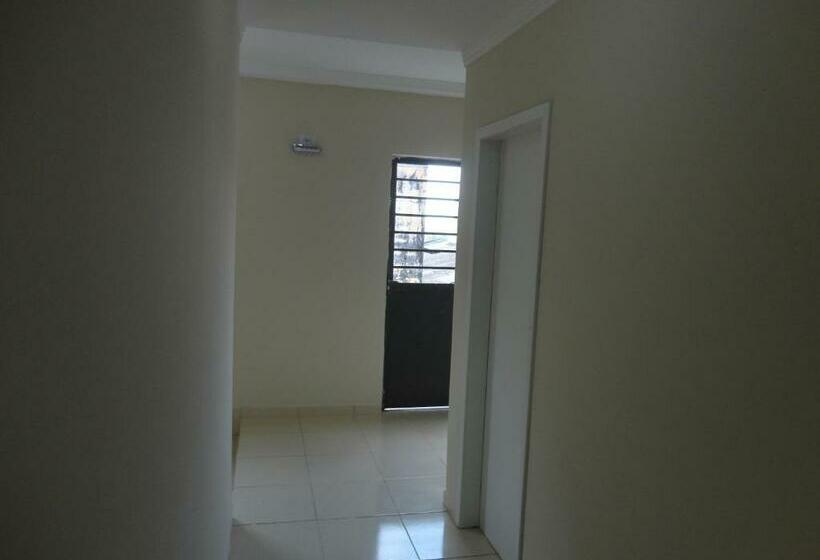 标准单人间共用浴室, Gringos