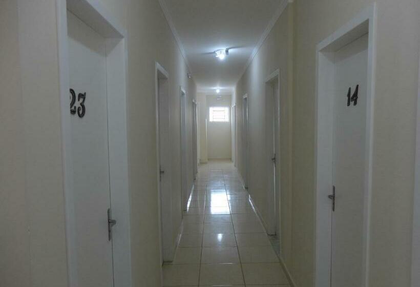 标准单人间共用浴室, Gringos