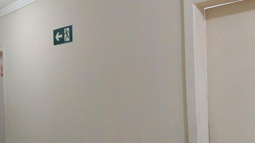 标准单人间共用浴室, Gringos