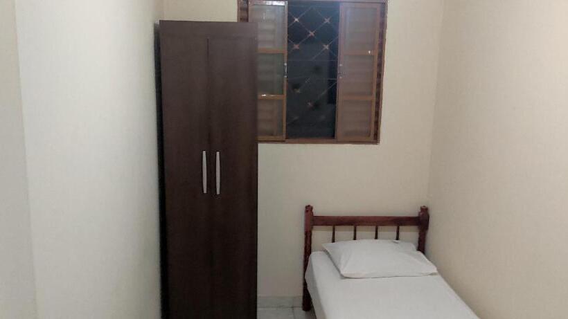 标准单人间共用浴室, Gringos