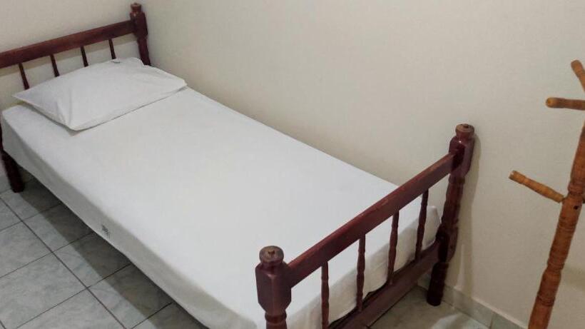 标准单人间共用浴室, Gringos