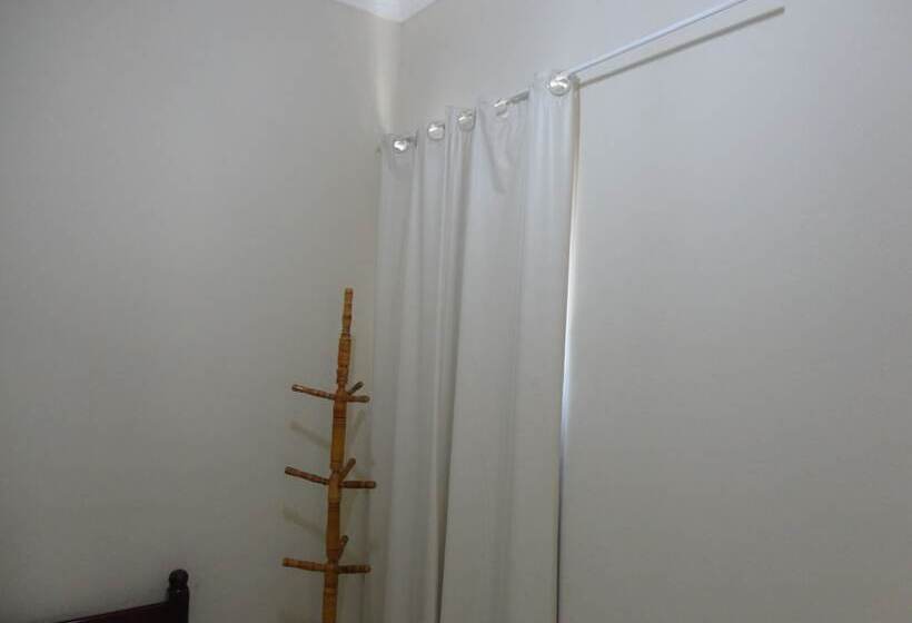 标准单人间共用浴室, Gringos