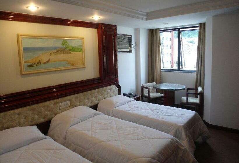 标准三人间, Maxim Plaza