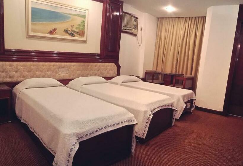 标准三人间, Maxim Plaza