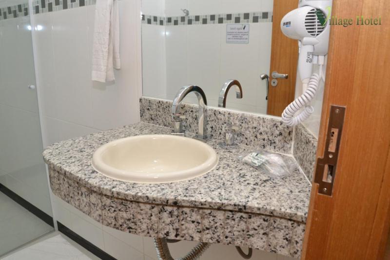 غرفة قياسية ثلاثية, Village